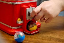 LEGO Ideas 21358 Spielzeugautomat mit Minifiguren LEGO_21358_Lifestyle_Build_07_en-gb.jpg