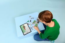 LEGO Minecraft 21586 Blasser Garten LEGO_21586_Lifestyle_Build_en-gb.jpg