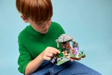 LEGO Minecraft 21586 Blasser Garten LEGO_21586_Lifestyle_Cons_2_en-gb.jpg