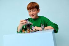 LEGO Minecraft 21586 Blasser Garten LEGO_21586_Lifestyle_Cons_3_en-gb.jpg