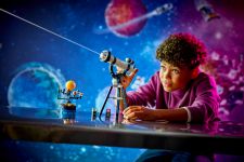 LEGO Creator 31378 Weltraumteleskop LEGO_31378_Lifestyle_cons_en-gb.jpg