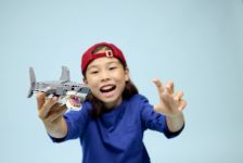 LEGO Creator 31381 Wilder Hai mit Schatztruhe LEGO_31381_Lifestyle_Cons_01.jpg