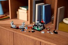 LEGO Promotional 40775 Mini-Ritterburg LEGO_40775_Lifestyle_Build.jpg