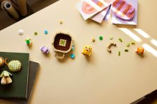 LEGO Seasonal 40863 Ostereierkorb LEGO_40863_Lifestyle_Build_en-gb.jpg