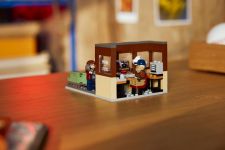 LEGO Promotional 40891 Stranger Things: Die WSQK Radio Station LEGO_40891_Lifestyle_Cons_2_en-gb.jpg