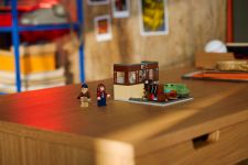 LEGO Promotional 40891 Stranger Things: Die WSQK Radio Station LEGO_40891_Lifestyle_Envr_en-gb.jpg
