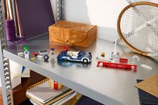 LEGO Advanced Models 40913 Oldtimer-Parade LEGO_40913_Lifestyle_Build_en-gb.jpg