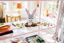 LEGO Miscellaneous 40920 Bugs Bunny LEGO_40920_Lifestyle_Build_en-gb.jpg