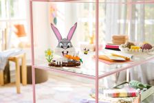 LEGO Miscellaneous 40920 Bugs Bunny LEGO_40920_Lifestyle_Envr_en-gb.jpg