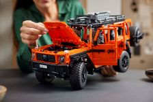 LEGO Technic 42177 Mercedes-Benz G 500 PROFESSIONAL Line LEGO_42177_Lifestyle_Build_02.jpg