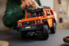 LEGO Technic 42177 Mercedes-Benz G 500 PROFESSIONAL Line LEGO_42177_Lifestyle_Build_03.jpg