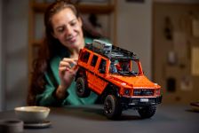 LEGO Technic 42177 Mercedes-Benz G 500 PROFESSIONAL Line LEGO_42177_Lifestyle_Cons_02.jpg