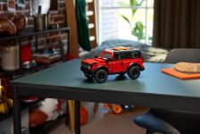 LEGO Technic 42213 Ford Bronco® Offroader LEGO_42213_Lifestyle_Envr.jpg