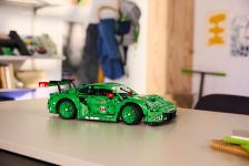 LEGO Technic 42224 Porsche 911 GT3 R REXY AO Racing Rennwagen LEGO_42224_Lifestyle_Envr_en-gb.jpg