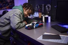 LEGO Technic 42226 BMW M4 GT3 EVO Rennwagen LEGO_42226_Lifestyle_Cons_en-gb.jpg