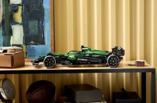 LEGO 42240 - Umgebungsbild 1