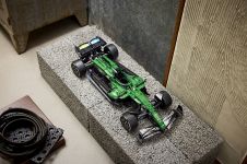 LEGO 42240 - Umgebungsbild 2