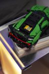 LEGO Technic 42241 Grüner Bugatti Chiron Pur Sport Hypersportwagen LEGO_42241_Lifestyle_Cons_2.jpg