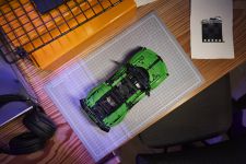 LEGO Technic 42241 Grüner Bugatti Chiron Pur Sport Hypersportwagen LEGO_42241_Lifestyle_Cons_3.jpg
