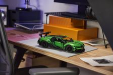 LEGO Technic 42241 Grüner Bugatti Chiron Pur Sport Hypersportwagen LEGO_42241_Lifestyle_Envr.jpg