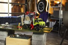 LEGO 42242 - Modell im Umgebungsbild