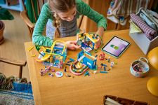 LEGO Friends 42689 Heartlake City Clubhaus der Freunde LEGO_42689_Lifestyle_build_en-gb.jpg