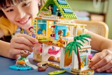 LEGO Friends 42699 Strandhaus mit Robben LEGO_42699_Lifestyle_cons_2_en-gb.jpg