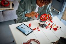 LEGO Editions 43014 Scuderia Ferrari HP Charles Leclerc Helm LEGO_43014_Lifestyle_build.jpg