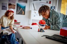 LEGO Editions 43014 Scuderia Ferrari HP Charles Leclerc Helm LEGO_43014_Lifestyle_cons.jpg