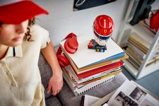 LEGO Editions 43014 Scuderia Ferrari HP Charles Leclerc Helm LEGO_43014_Lifestyle_cons_2.jpg