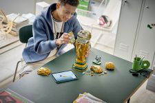 LEGO Editions 43020 Offizieller Pokal der FIFA Fußball-Weltmeisterschaft LEGO_43020_Lifestyle_build.jpg