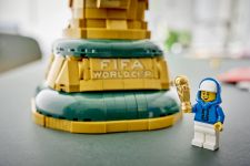 LEGO Editions 43020 Offizieller Pokal der FIFA Fußball-Weltmeisterschaft LEGO_43020_Lifestyle_cons_4.jpg