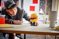 LEGO Editions 43022 Scuderia Ferrari HP Lewis Hamilton Helm LEGO_43022_Lifestyle_cons.jpg