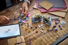 LEGO Disney 43288 Sallys Blumentopf LEGO_43288_Lifestyle_build_en-gb.jpg