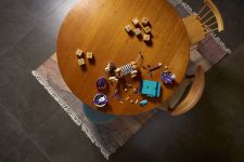 LEGO Disney 43301 Toy Story: Slinky-Buchstützen LEGO_43301_Lifestyle_Build_01.jpg