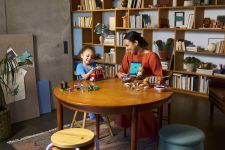 LEGO Disney 43301 Toy Story: Slinky-Buchstützen LEGO_43301_Lifestyle_Build_04.jpg