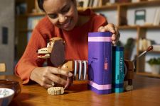 LEGO Disney 43301 Toy Story: Slinky-Buchstützen LEGO_43301_Lifestyle_Build_05.jpg