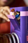 LEGO Disney 43301 Toy Story: Slinky-Buchstützen LEGO_43301_Lifestyle_Build_06.jpg