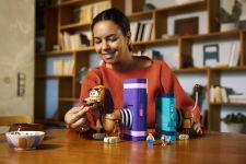 LEGO Disney 43301 Toy Story: Slinky-Buchstützen LEGO_43301_Lifestyle_Cons_02.jpg