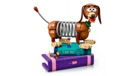 LEGO Disney 43301 Toy Story: Slinky-Buchstützen LEGO_43301_WEB_SEC03_NOBG.jpg