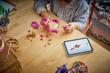 LEGO Disney 43306 Lotso LEGO_43306_Lifestyle_build.jpg