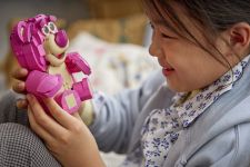 LEGO Disney 43306 Lotso LEGO_43306_Lifestyle_cons_2.jpg
