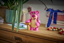 LEGO Disney 43306 Lotso LEGO_43306_Lifestyle_envr.jpg