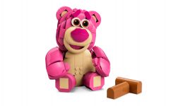 LEGO Disney 43306 Lotso LEGO_43306_WEB_SEC02_NOBG.jpg