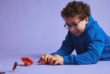 LEGO Ninjago 71823 Kais Drachen-Spinjitzu-Spinner LEGO_71823_Lifestyle_Cons2_en-gb.jpg