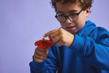 LEGO Ninjago 71823 Kais Drachen-Spinjitzu-Spinner LEGO_71823_Lifestyle_Cons3_en-gb.jpg