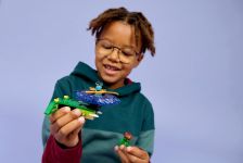 LEGO Ninjago 71849 Nya vs. Mutationsmonster-Spinner LEGO_71849_Lifestyle_Cons_01_en-gb.jpg