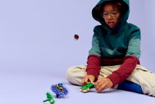 LEGO Ninjago 71849 Nya vs. Mutationsmonster-Spinner LEGO_71849_Lifestyle_Cons_02_en-gb.jpg