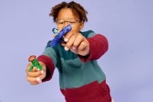 LEGO Ninjago 71849 Nya vs. Mutationsmonster-Spinner LEGO_71849_Lifestyle_Cons_03_en-gb.jpg