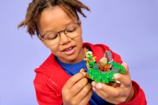 LEGO Ninjago 71850 Lloyd vs. Erdmonster-Spinner LEGO_71850_Lifestyle_Cons_01_en-gb.jpg